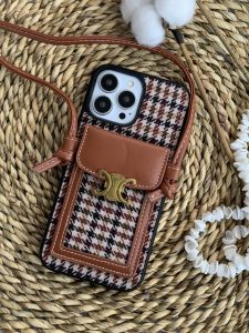 قاب موبایل آیفون پارچه ای و فلزی طرح باربری جاکارتی + بندست
