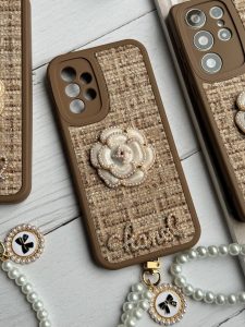 قاب موبایل سامسونگ شنل گل حصیری + بندست - تصویر 3