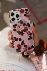 قاب موبایل آیفون دم روباهی پروانه گل سرخ + بندست پشمی - تصویر 2
