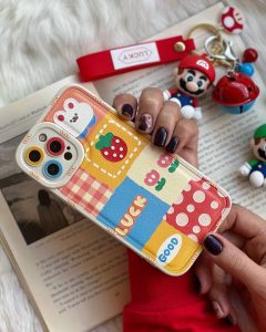 قاب موبایل آیفون خانه انگلیسی توت فرنگی محافظ لنزدار - تصویر 3