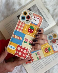 قاب موبایل آیفون خانه انگلیسی توت فرنگی محافظ لنزدار - تصویر 2