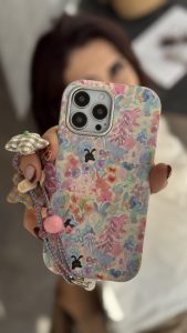 قاب موبایل آیفون خرگوش واندرلند + بندست گل پارچه ای - تصویر 3