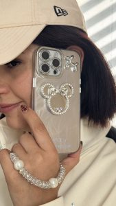 قاب موبایل ( آیفون - سامسونگ ) میکی اسکوییکی داگ آیینه ای نگین دار + بندست - تصویر 2