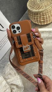 قاب موبایل آیفون فندی چرمی قفل فلزی جاکارتی + بندست بلند