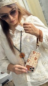 قاب موبایل آیفون خرس پاپیون استریپ + بندست کنفی ساده - تصویر 3