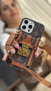 قاب موبایل ( آیفون ) ویلاک لویی ویتون جاکارتی + بندبلندست - تصویر 2