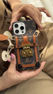 قاب موبایل ( آیفون ) ویلاک لویی ویتون جاکارتی + بندبلندست