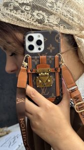 قاب موبایل ( آیفون ) ویلاک لویی ویتون جاکارتی + بندبلندست - تصویر 3