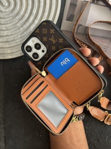 قاب موبایل آیفون لویی ویتون بگی والت جاکارتی - تصویر 2