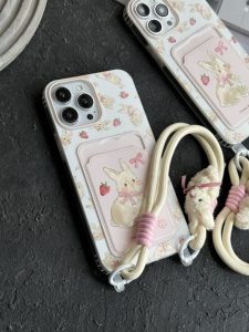 قاب موبایل آیفون خرگوش توت فرنگی پاپیون آویز و بند عروسکی - تصویر 2