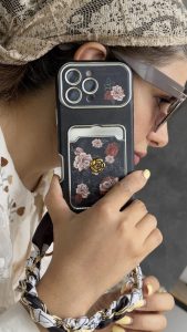 قاب موبایل آیفون گل رزا نرا جاکارتی دار + بندست اسکارف - تصویر 2