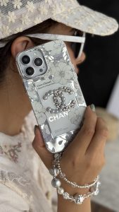 قاب موبایل آیفون شنل گل اسپرینگ تایم نگین مروارید + بند ست - تصویر 3