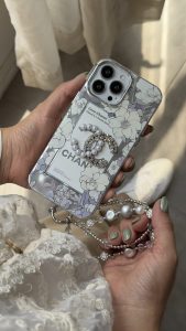 قاب موبایل آیفون شنل گل اسپرینگ تایم نگین مروارید + بند ست - تصویر 2