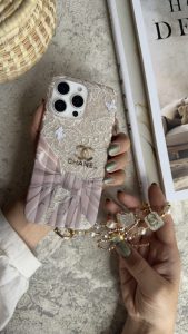 قاب موبایل آیفون شنل سابرینا + بندست کویین - تصویر 2