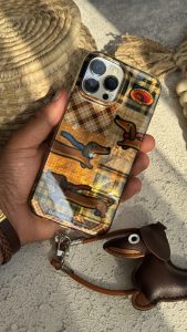 قاب موبایل ( آیفون ) سگ چرمی داکس هوند چهارخونه سه بعدی + بندست