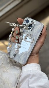 قاب موبایل آیفون قلب رمانتیک آیینه ای نگین دار + بندست - تصویر 2