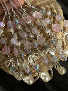 بند و آویز گل شمعدونی صورتی و سفید - تصویر 3