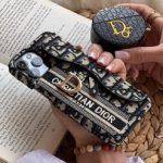 قاب موبایل آیفون دیور پارچه ای شیب دار سوزن دوزی - تصویر 3